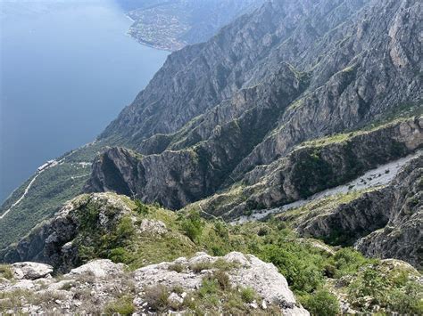 Panorami a picco sul Garda: da Limone a Cima Mughera sul fil di cresta ...