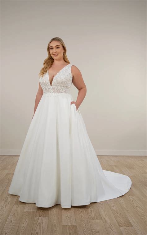 Plus size v neck wedding dress | Honestweddingadvice.com