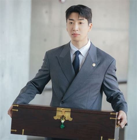 Yoo Su-bin and Lee Yeon Shine as Aides in Upcoming 'Perfect Crown'