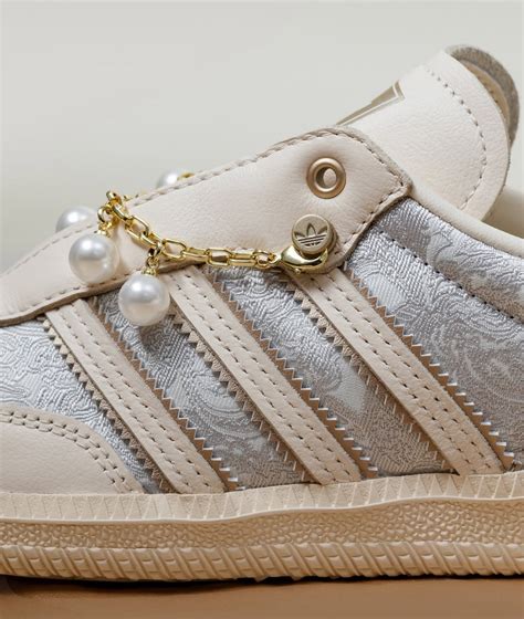 Open media 4 in modal