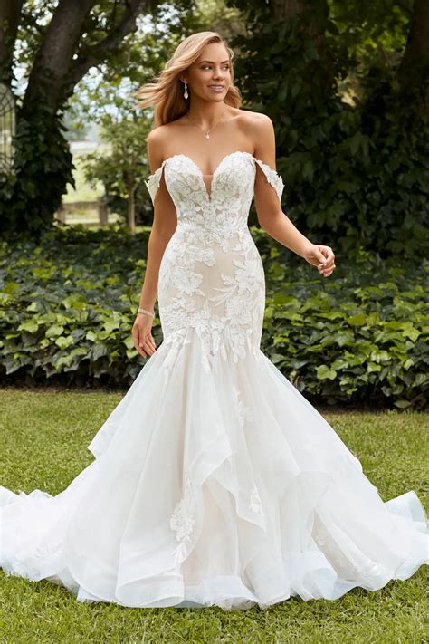 Ivory wedding dress mermaid | Beachweddingtips.com
