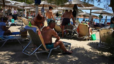 Impact of sunscreen on coral reefs and how to mitigate harm