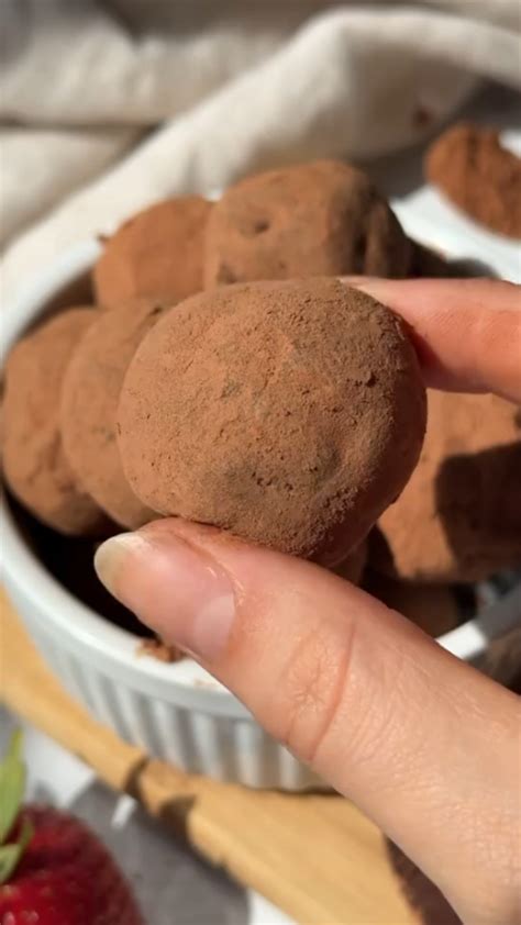 These 3-ingredient truffles melt in your mouth