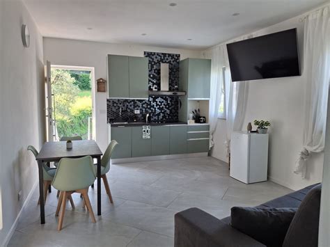 Lake-view apartment in a scenic area - Flats for Rent in Malcesine ...