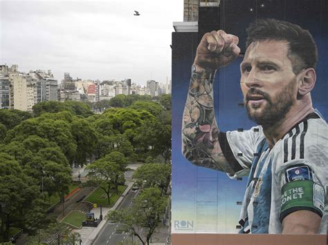 El festejo de Messi que se hizo mural cerca de Maradona y por qué se ...