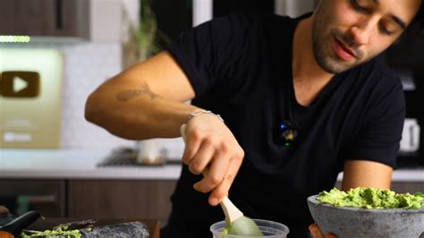 How to make authentic Mexican guacamole: easy recipe