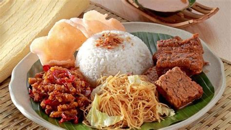 Nasi Uduk Pagi Hari: Bestie atau Musuh Berat Badan? - POPERS.ID