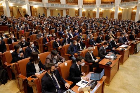 USR: PSD, PNL şi UDMR, scut în jurul funcţionarilor publici ...