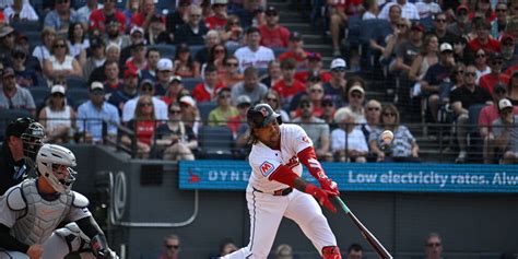 José Ramírez heading to injured list with hamate fracture