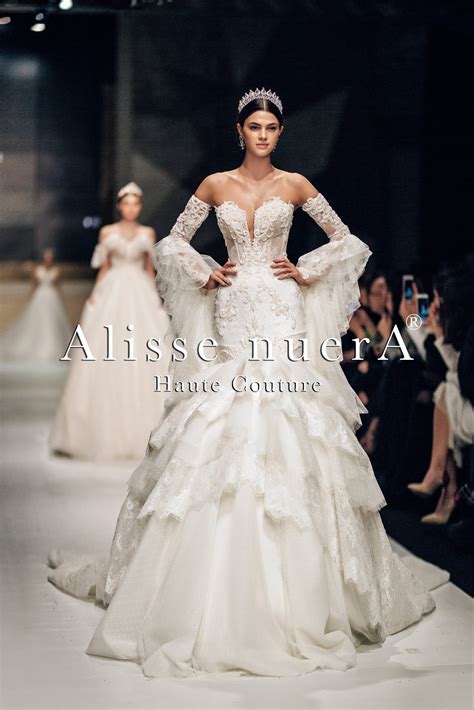 Corset wedding dress with detachable skirt | Beachweddingtips.com