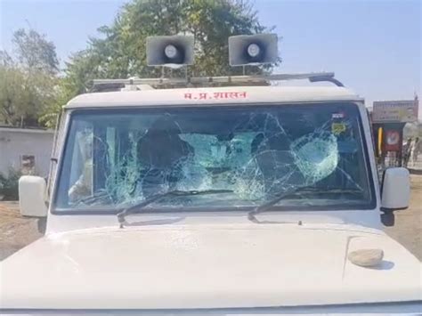 Tehsildars Car Smashed; 12 Injured in Stone Pelting | Dhamnod