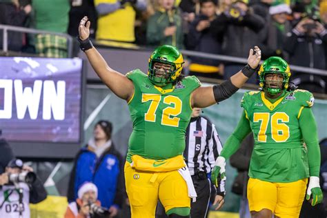 Oregon center Iapani Laloulu returning in 2026 - oregonlive.com