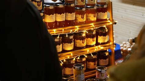 ଭାରତରେ ୧୦୦ରୁ ୭୭ ବୋତଲ ମହୁ ଫେକ୍; ଆପଣ ବି ଖାଉଛନ୍ତି? ଘରେ କେମିତି ଜାଣିବେ ଅସଲି ...