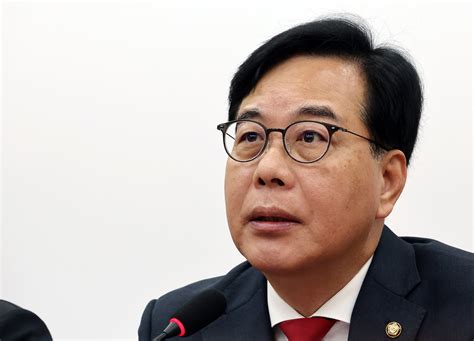 People Power Party leader condemns Democratic Party's law-trampling special counsel proposal