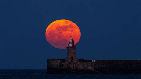 Your Pictures: Spectacular orange moons in the North East - BBC News