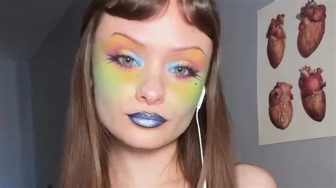 She adapts her makeup to her partner's colorblindness: an inclusive ...