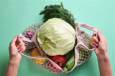 Repolho assado com parmesão e alho é opção saudável e gostosa