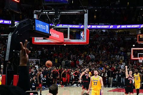 Josh Giddey’s Half-Court Heave Stuns Lakers as Chicago Bulls Win Thriller