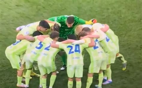 Spotted: Inigo Martinez gives passionate speech before second half vs Inter in place of Barca ...