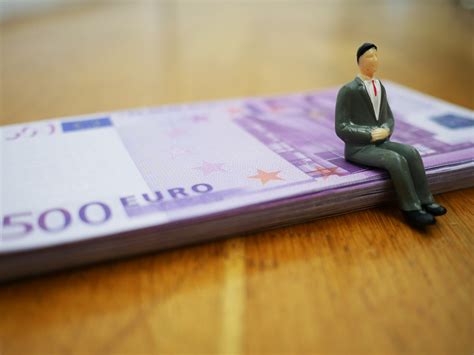 usd to inr से परिवार के दैनिक खर्चों के लिए सहायता के लिए पैसा भेजना ...