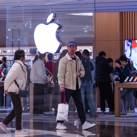 Who owns Apple? Institutional holdings & executives’ shares - TheStreet