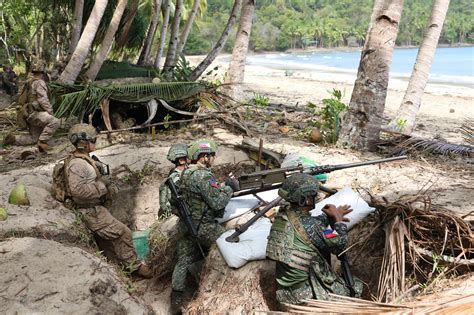 US Marines help gun down beach invaders in simulated Philippines defense