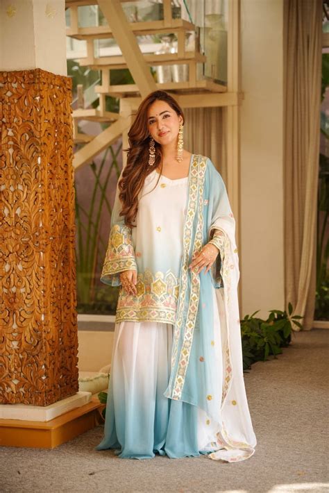 Open media 1 in modal