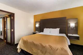 Book Comfort Suites Hotels in Waukesha, WI - Choice Hotels