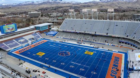 Why is Boise State's football field blue? What to know of 'Smurf Turf'
