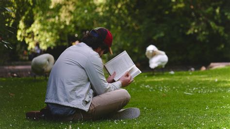 Men with few friends, and who do not like visitors, have these 12 ...