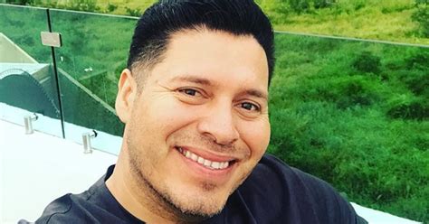 Vocalista de la Banda MS se toma foto con la fan que le regresó su cartera