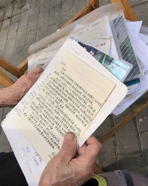 全网刷屏！91岁浙大老师雪夜捡垃圾，背后故事让人泪目…_腾讯新闻