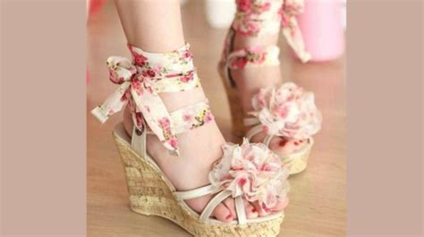 How to pair wedge heels with your outfit elegantly?