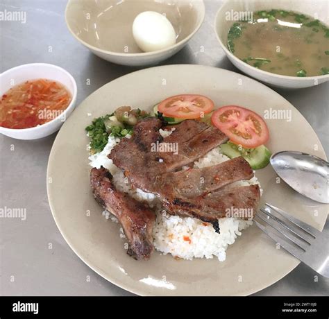 Món cơm tấm sườn Việt Nam. 越南排骨碎饭菜. Vietnamese rib broken rice dish ...
