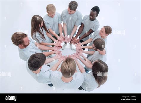 People Standing in Open Group 的图像结果