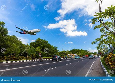 Plane Landing in Ngurah Rai International Airport (Denpasar) Editorial ...