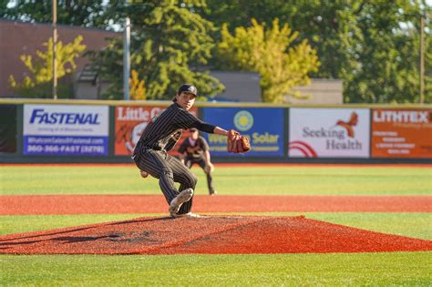Bend barrels past Black Bears to even series — Bend Elks Baseball Club