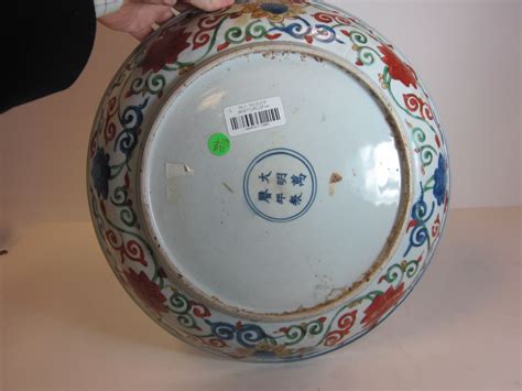 Bonhams : A large wucai dragon and phoenix dish Wanli mark and of the ...