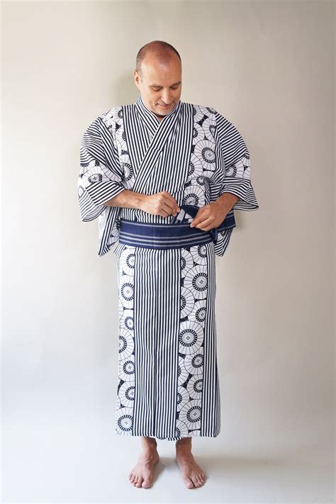 How to wear a yukata (for men) - Yukata Japan