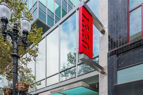 Corner Building Signs 的图像结果