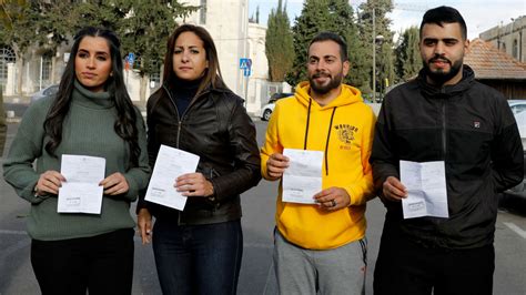 Israel detains five Palestinian journalists live on air