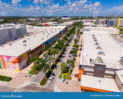 Palm Tree Lined Parking at Dania Pointe Mall Promenade Editorial ...