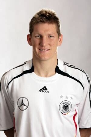 Schweinsteiger renews Munich contract until 2012 | TopNews