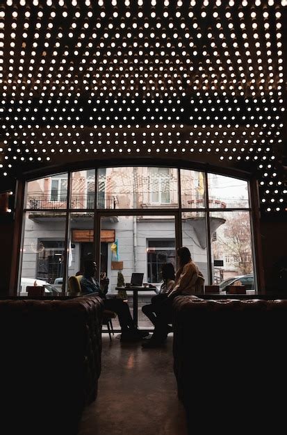 Vue de côté couple sur une date | Photo Gratuite