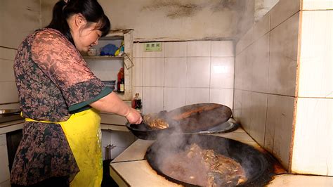 农村厨师用柴火大铁锅炖大锅菜，地道的乡村味道，刚煮好就抢着盛__凤凰网