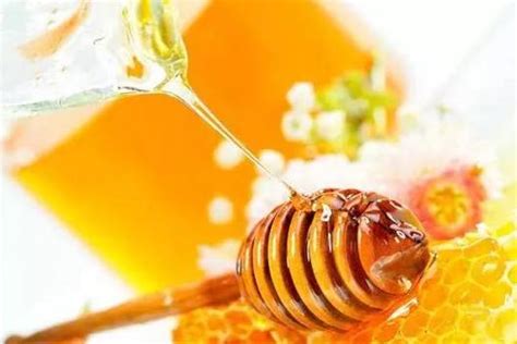 蜂蜜吃起来甜泡水喝变酸-买回来的蜂蜜冲水喝有点酸酸涩涩的味道，是什么原因？