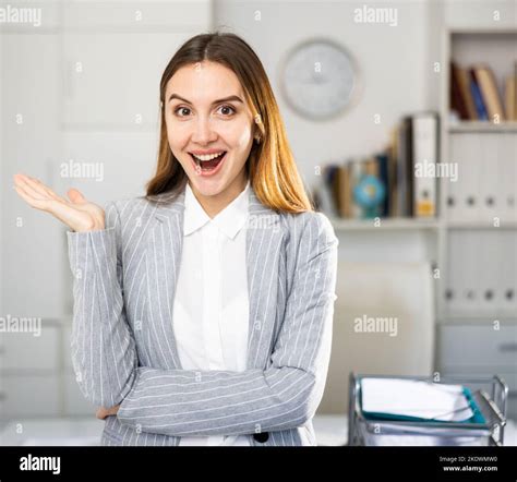 Group of People Standing in Office Pointing 的图像结果