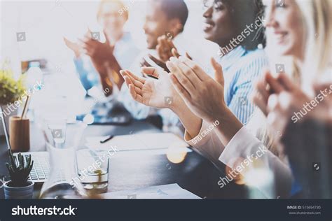 Business People Clapping 的图像结果