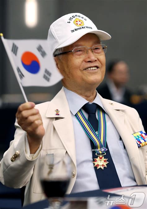 "신병 훈련 육개월에 작대기 두개" - 뉴스1