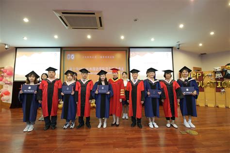 毕业合影-上海大学外国语学院